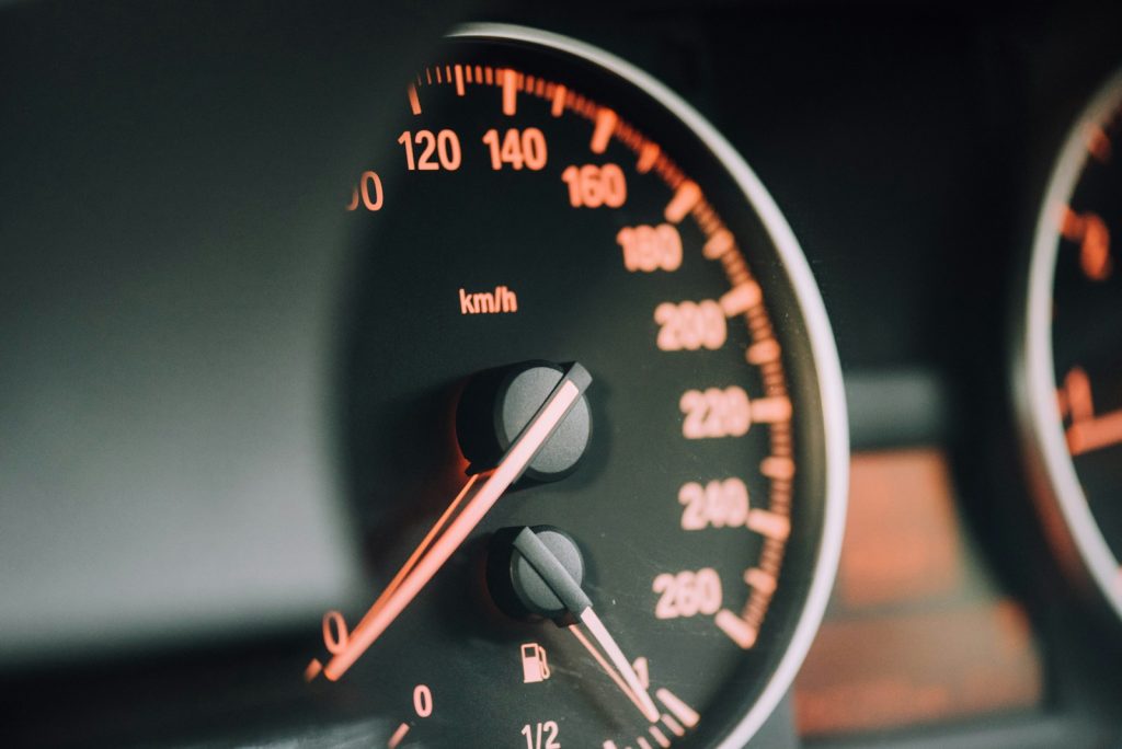 Restvärde och hastighetsmätare på bil